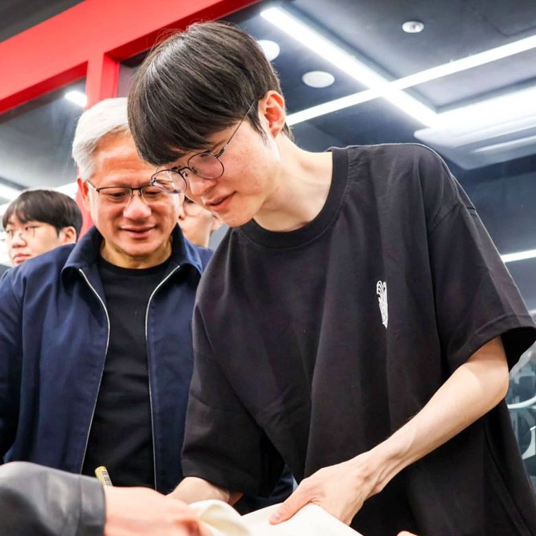 리그 오브 레전드(LoL) 프로게이머 '페이커' 이상혁이 지난 5일 엔비디아 최고경영자(CEO) 젠슨 황과 만난 소감을 밝혔다./사진=이상혁 인스타그램