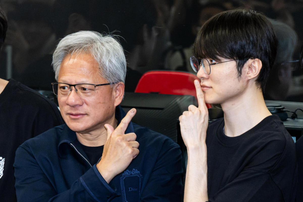 젠슨 황(왼쪽) 엔비디아 최고경영자(CEO)가 지난 5일 서울 마포구 'T1 베이스 캠프'에서 '페이커' 이상혁을 만나 시그니처 포즈를 취하고 있다./사진=뉴시스