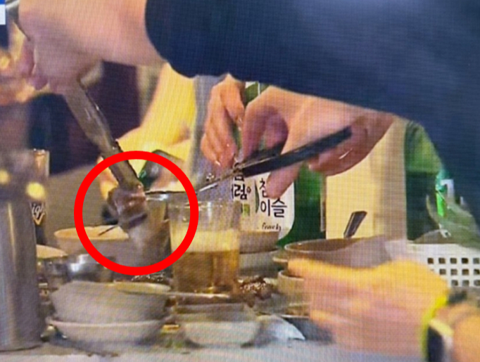 구광모 LG그룹 회장이 고깃집에서 삼겹살을 자르는 모습이 온라인에 확산되며 뜻밖의 화제를 모으고 있다.