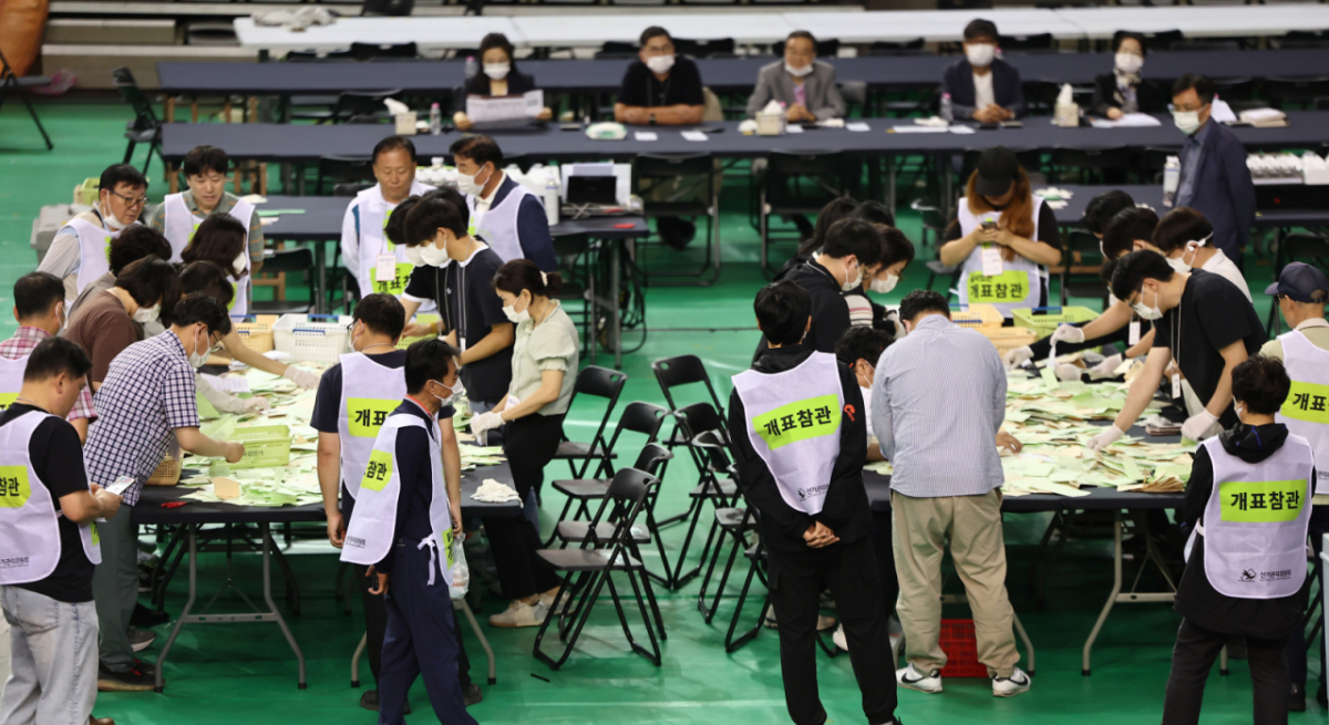 5일 서울 송파구 올림픽공원 핸드볼경기장에서 '투표용지 부족 사태'가 불거져 개표가 미뤄졌던 잠실7동 제2투표소 투표함의 개표가 진행되고 있다./사진=뉴스1.