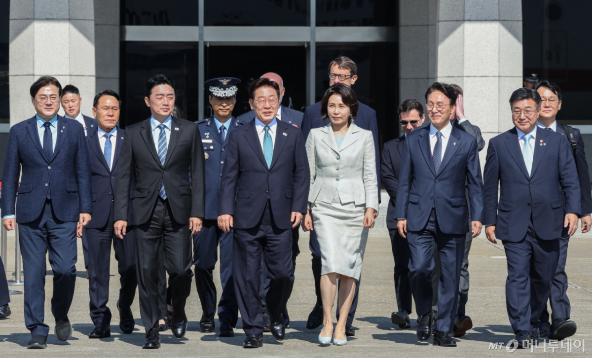 (성남=뉴스1) 허경 기자 = G7 정상회의 참석차 유럽 순방 일정에 나선 이재명 대통령과 김혜경 여사가 9일 경기 성남 서울공항에서 공군1호기로 이동하고 있다. Copyright © 뉴스1. All rights reserved. 무단 전재 및 재배포, AI학습 이용 금지. /사진=(성남=뉴스1) 허경 기자
