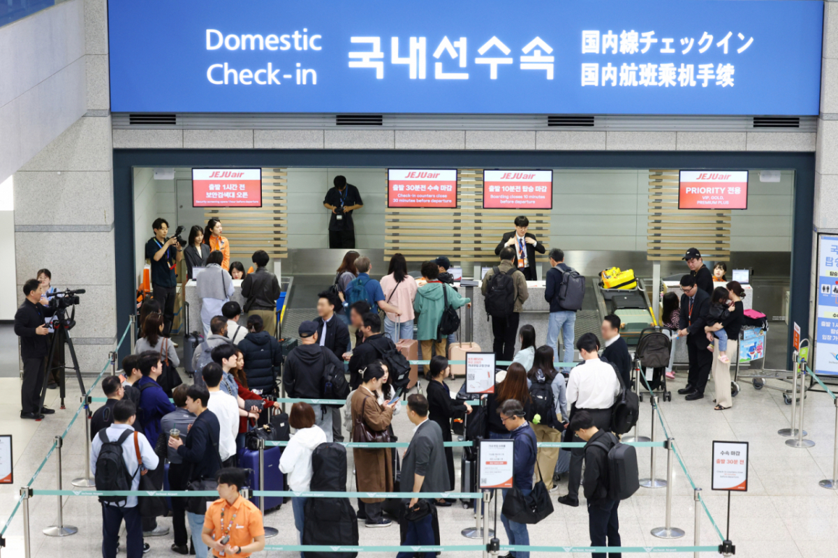 인천-제주 국내선 직항노선이 10년 만에 운항을 재개한 지난달 12일 인천국제공항 제1여객터미널에서 승객들이 탑승 수속을 하고 있다. / 사진 = 뉴시스