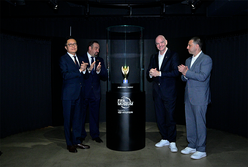 왼쪽부터 FIFA 뮤지엄 개관식에서 월드컵 첫 우승 트로피인 줄리메컵 언베일에 참석한 현대차 브랜드마케팅본부장 지성원 부사장, FIFA 뮤지엄 마르코 파초네 관장 , FIFA 지아니 인판티노 회장, 뉴욕뉴저지 월드컵 개최위원회 알렉스 라스리 CEO. /사진=현대차 제공