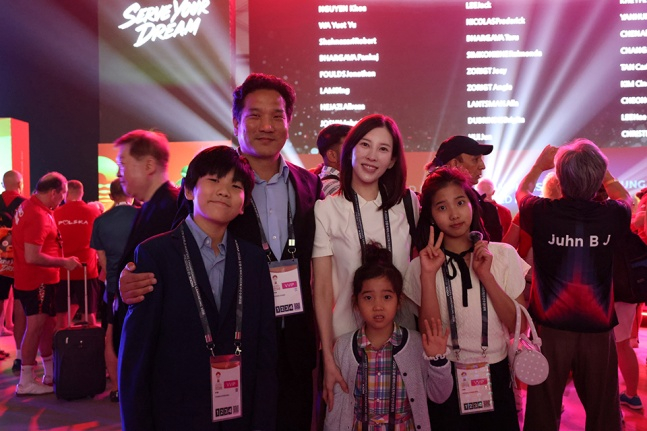 이태성 대한탁구협회 회장과 부인 채문선 전 대한탁구협회 부회장이 자녀들인 기철, 래은, 보은 3남매와 함께 XIOM 2026 강릉세계마스터즈탁구선수권대회 현장을 찾았다. /사진=XIOM 2026 강릉세계마스터즈탁구선수권대회 조직위 제공