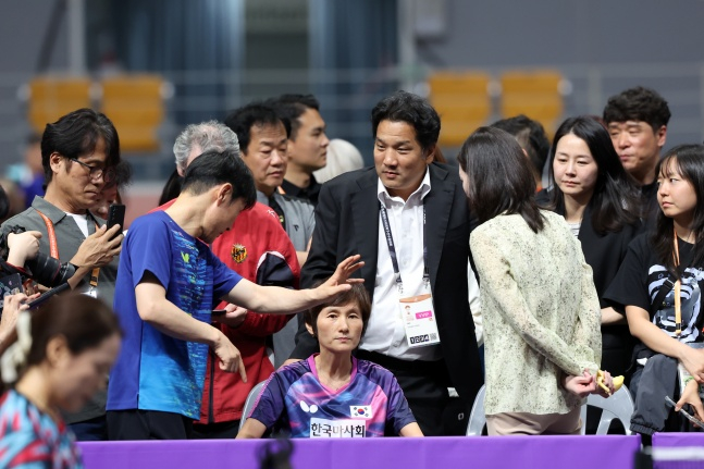 이태성 대한탁구협회 회장(가운데 양복)이 XIOM 2026 강릉세계마스터즈탁구선수권대회 현장을 찾았다. /사진=XIOM 2026 강릉세계마스터즈탁구선수권대회 조직위 제공
