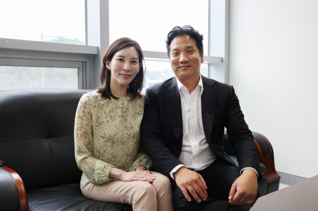 이태성 대한탁구협회 회장(오른쪽)과 부인 채문선 전 대한탁구협회 부회장. /사진=XIOM 2026 강릉세계마스터즈탁구선수권대회 조직위 제공