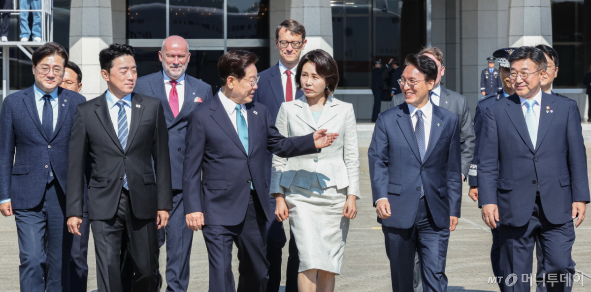 (성남=뉴스1) 허경 기자 = G7 정상회의 참석차 유럽 순방 일정에 나선 이재명 대통령과 김혜경 여사가 9일 경기 성남 서울공항에서 공군1호기로 이동하고 있다.  Copyright © 뉴스1. All rights reserved. 무단 전재 및 재배포,  AI학습 이용 금지. /사진=(성남=뉴스1) 허경 기자