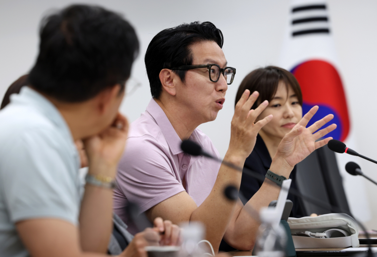 배우 김수로씨가 9일 서울 종로구 국립현대미술관 서울관에서 열린 문화예술정책자문위원회 연극 분과 제3차 회의에서 발언하는 모습. / 사진제공 = 문화체육관광부