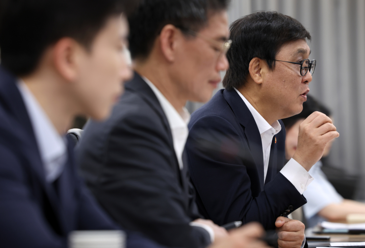 최휘영 문화체육관광부 장관이 9일 서울 종로구 국립현대미술관 서울관에서 열린 문화예술정책자문위원회 연극 분과 제3차 회의에서 관련 분야 전문가들과 함께 연극계 현황을 파악하고 향후 정책 방향을 논의하고 있다. / 사진제공 = 문화체육관광부