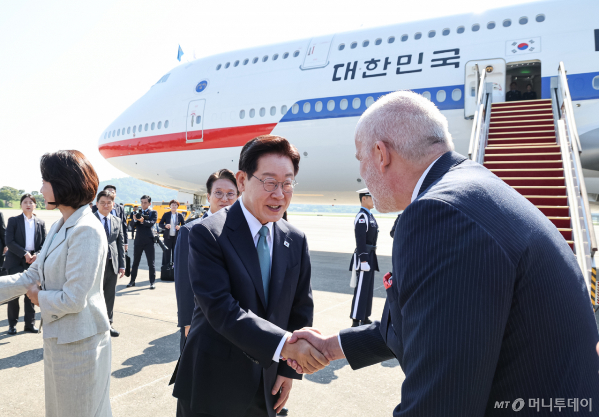 (성남=뉴스1) 허경 기자 = G7 정상회의 참석차 유럽 순방 일정에 나선 이재명 대통령이 9일 경기 성남 서울공항을 통해 출국하며 환송객들과 인사하고 있다. Copyright © 뉴스1. All rights reserved. 무단 전재 및 재배포, AI학습 이용 금지. /사진=(성남=뉴스1) 허경 기자