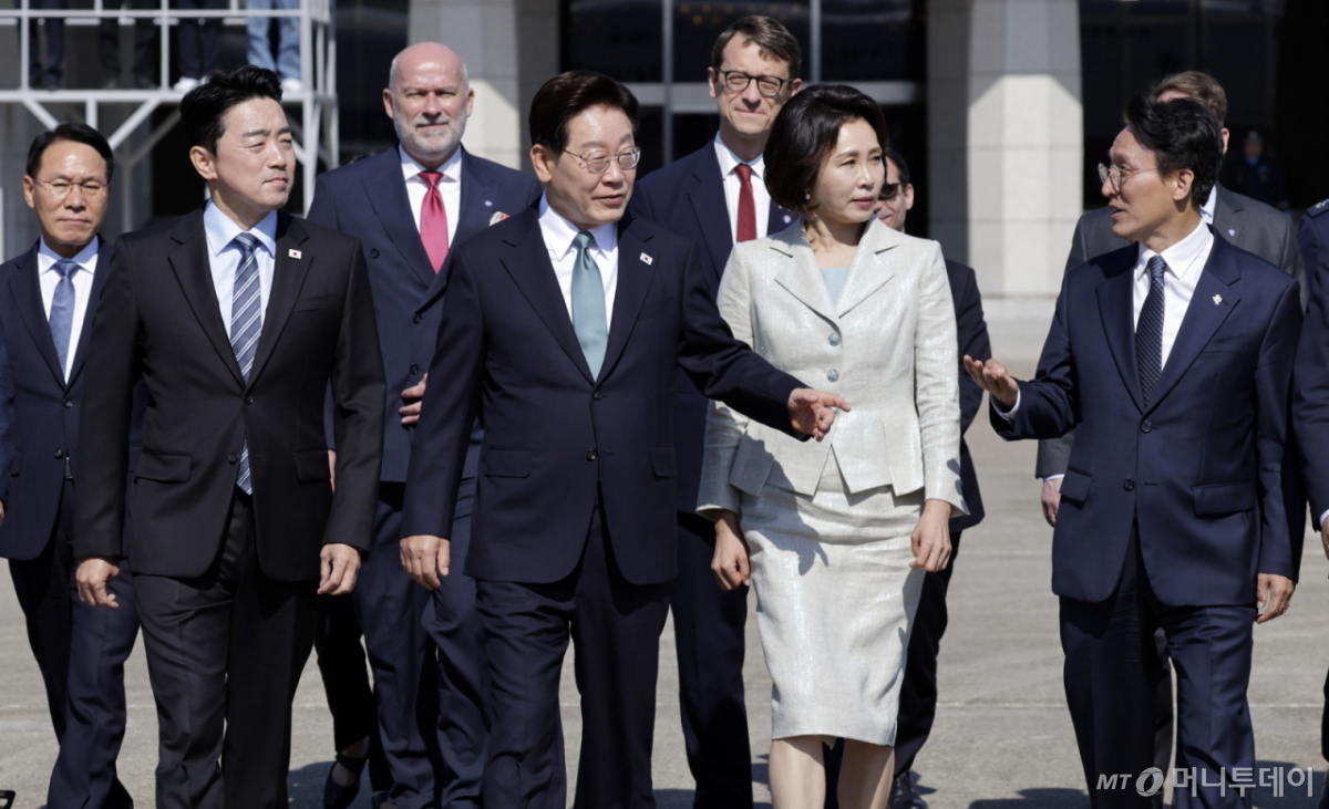 [성남=뉴시스] 최동준 기자 = G7 정상회의 참석 계기 유럽을 방문하는 이재명 대통령과 김혜경 여사가 9일 경기 성남공항에서 공군 1호기로 향하고 있다. 2026.06.09. photocdj@newsis.com /사진=최동준