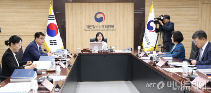 송경희 개인정보보호위원회 위원장이 27일 오후 서울 종로구 정부서울청사에서 제10회 위원회 전체회의를 주재하고 있다. /사진=뉴시스