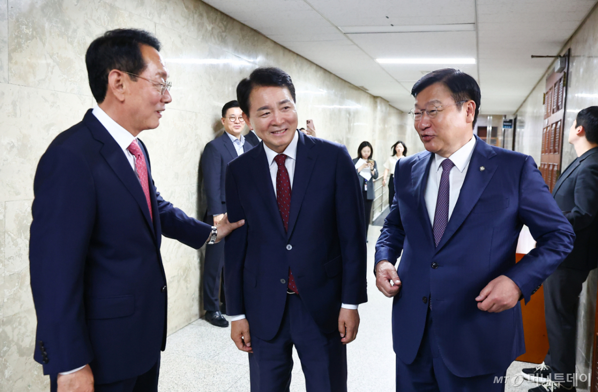 [서울=뉴시스] 김근수 기자 = 국민의힘 원내대표 후보로 나선 김도읍(왼쪽부터) 국민의힘 의원과 성일종 의원, 정점식 의원이 9일 오후 서울 여의도 국회에서 열린 국민의힘 초재선 의원 공동주최 원내대표 후보자 초청 간담회장 앞에서 인사를 나누고 있다. 2026.06.09. ks@newsis.com /사진=김근수