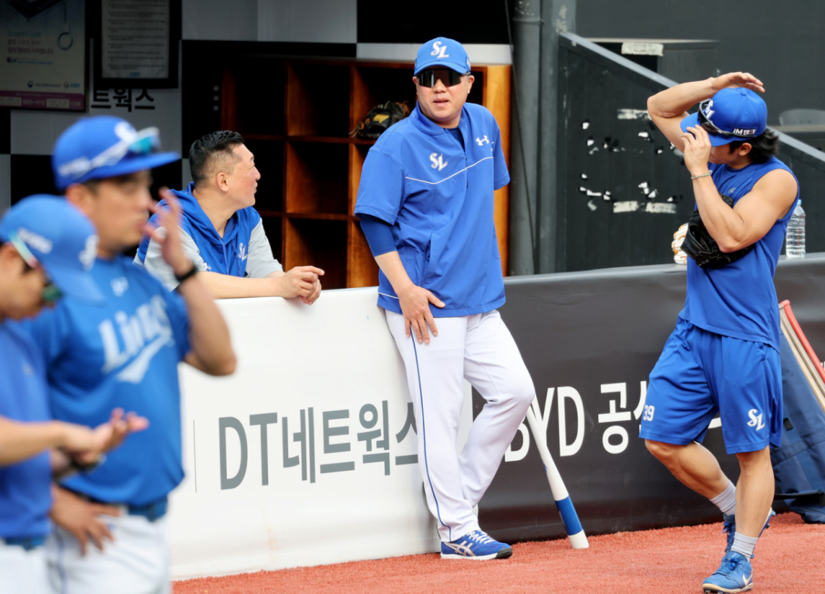 삼성 박진만 감독이 9일 수원KT위즈파크에서 열리는 2026KBO리그 삼성라이온즈와 KT 위즈 경기를 앞두고 훈련하는 선수들을 살피고 있다. 삼성은 KT에 반게임 뒤진 3위다. 2026.06.09. /사진=강영조 cameratalks@