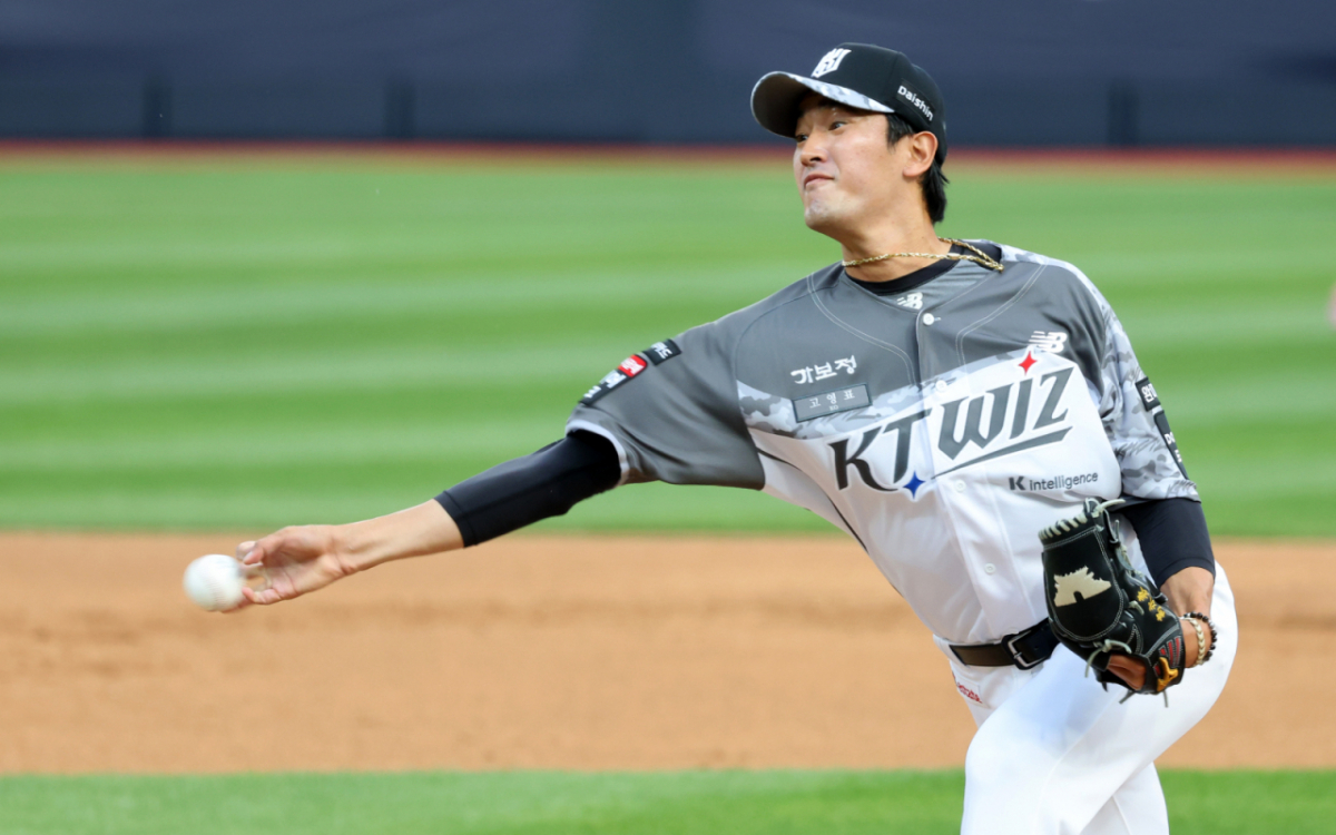 KT 우완선발 고영표가 9일 수원KT위즈파크에서 열리는 2026KBO리그 삼성라이온즈와 KT 위즈 경기에서 선발로 나와 역투하고 있다. 삼성은 최원태가 선발이다 . 2026.06.09. KT 우완선발 고영표가 9일 수원KT위즈파크에서 열리는 2026KBO리그 삼성라이온즈와 KT 위즈 경기에서 1회초 김지찬의 타구를 직접처리하고 있다. . 2026.06.09. /사진=강영조 cameratalks@