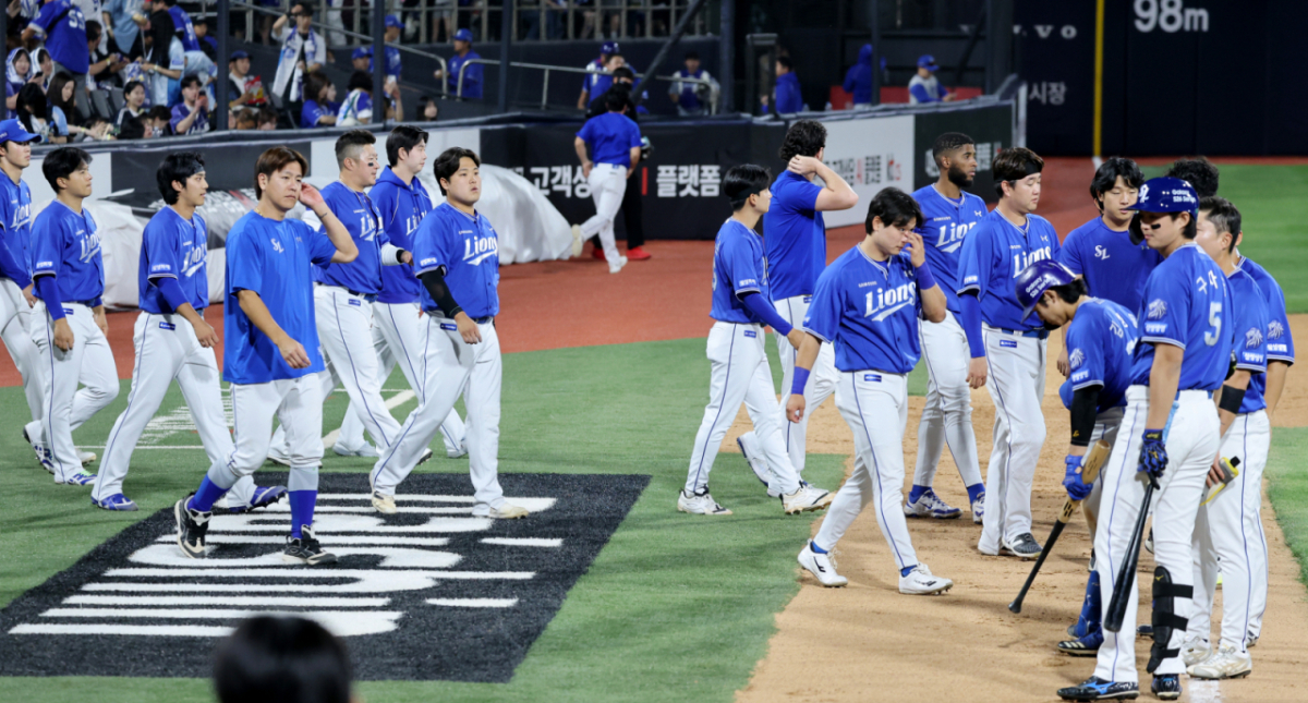 삼성선수들이 9일 수원KT위즈파크에서 열리는 2026KBO리그 삼성라이온즈와 KT 위즈 경기에서 5-2로.패한 후 팬들에게 인사를 하기위해 그라운드로 나서고 있다. 2026.06.09. 삼성선수들이 9일 수원KT위즈파크에서 열리는 2026KBO리그 삼성라이온즈와 KT 위즈 경기에서 5-2로.패한 후 팬들에게 인사를 하기위해 그라운드로 나서고 있다. 2026.06.09. /사진=강영조 cameratalks@