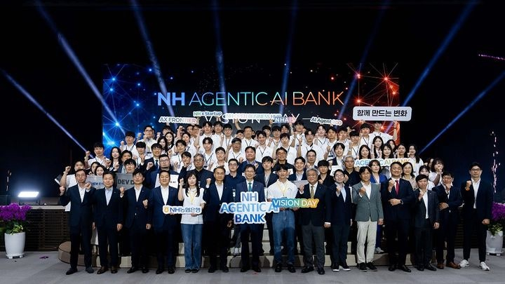 9일 서울 중구 농협은행 본사에서 열린 '에이전틱 AI 뱅크' 비전 선포식에 강태영 은행장(맨 앞줄 가운데)과 임직원들, 오픈이노베이션 협업 스타트업 18곳 대표 등이 참석해 기념촬영을 하고 있다. (사진=농협은행 제공)