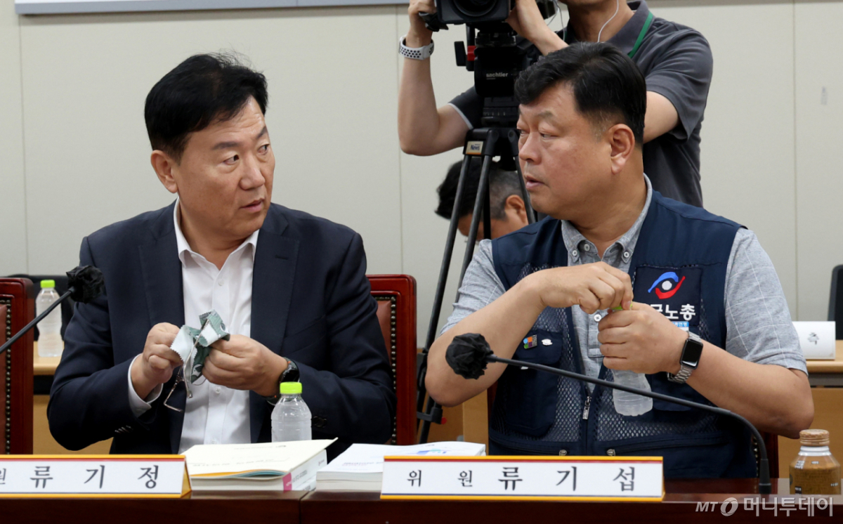 (세종=뉴스1) 김기남 기자 = 류기정 사용자위원과 류기섭 근로자위원이 9일 세종시 정부세종청사 최저임금위원회에서 열린 2027년도 최저임금위원회 4차 전원회의에 참석하여 이야기를 나누고 있다. 2026.6.9/뉴스1 Copyright © 뉴스1. All rights reserved. 무단 전재 및 재배포, AI학습 이용 금지. /사진=(세종=뉴스1) 김기남 기자