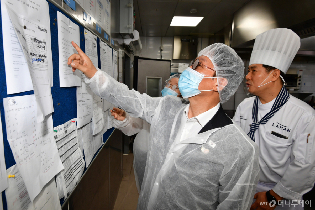 김민석 국무총리가 지난해 10월 23일 APEC 2025 정상회의 만찬장이 마련된 라한셀렉트 경주 조리실에서 오유경 식품의약품안전처장과 함께 현장을 점검하고 있다./사진=뉴스1