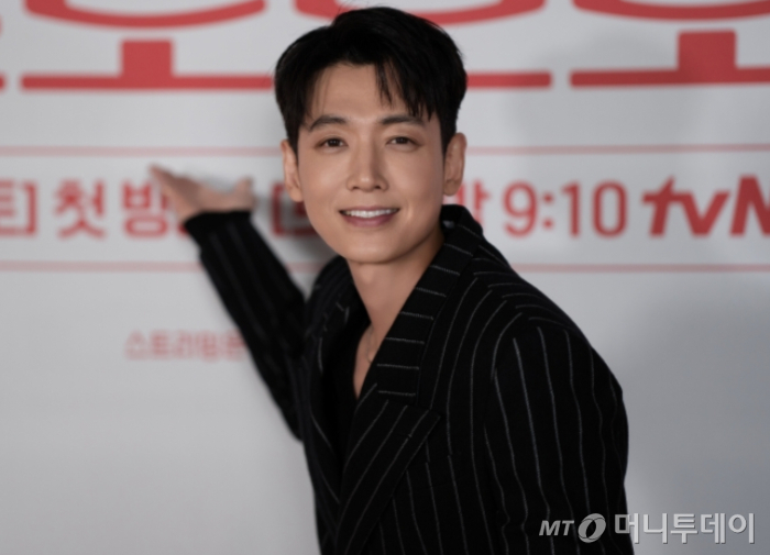 정경호와 최수영은 연예계 대표 장수 커플로 꼽혔다. 중앙대 연극영화과 동문인 둘은 교회에서 만나 2012년 9월 연인으로 발전, 2014년 1월 공개 열애를 시작했다. 각종 방송과 인터뷰 등에서 서로를 언급하며 애정을 드러냈지만, 14년 만에 각자의 길을 걷게 됐다. /사진=이동훈 photoguy@