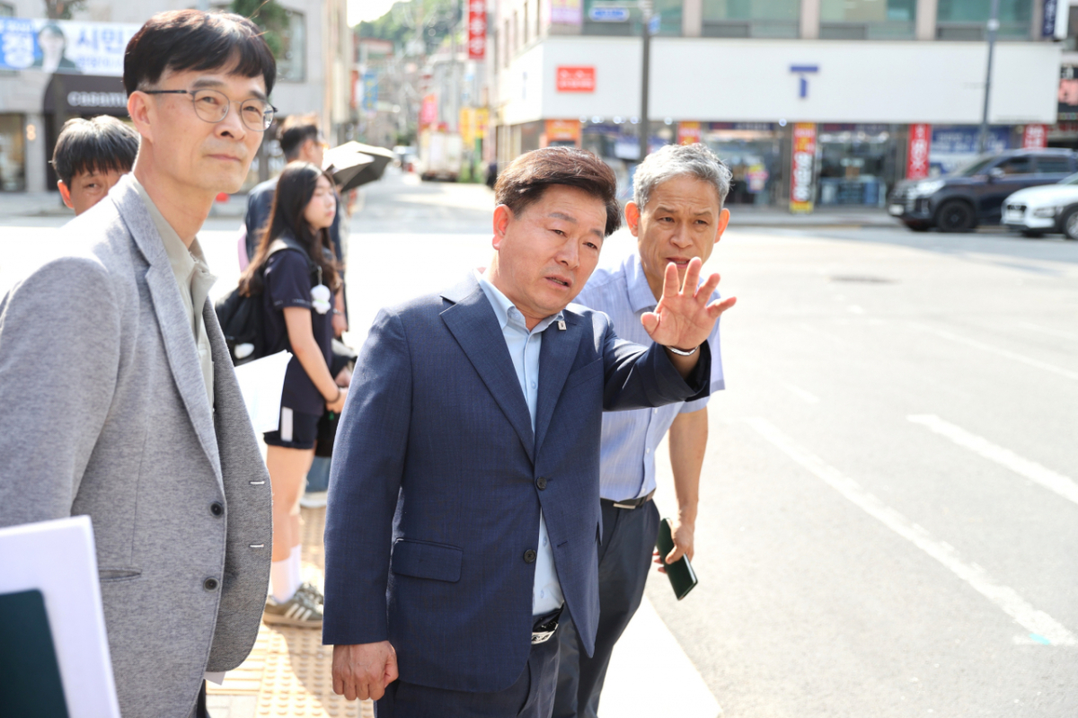 도덕초교 현장점검 중인 박승원 시장./사진제공=광명시