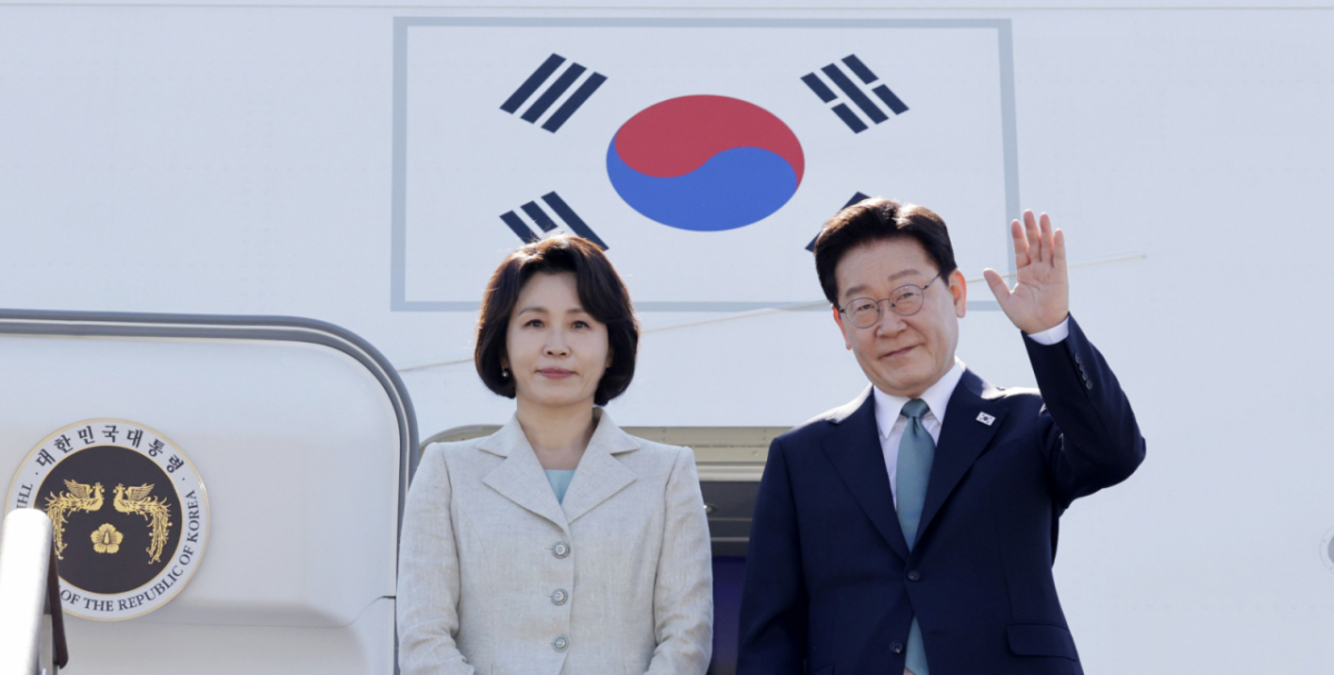 G7 정상회의 참석 계기 유럽을 방문하는 이재명 대통령과 김혜경 여사가 9일 경기 성남공항에서 공군 1호기에 오르고 있다. /성남=뉴시스