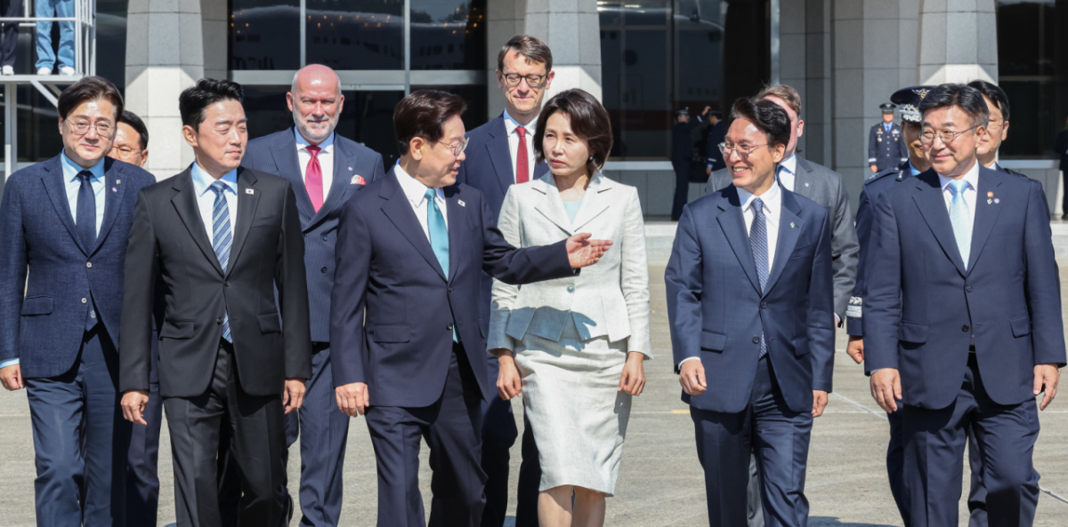 G7 정상회의 참석차 유럽 순방일정에 나선 이재명 대통령과 김혜경 여사가 9일 경기 성남 서울공항에서 공군1호기로 이동하고 있다. /성남(경기)=뉴스1