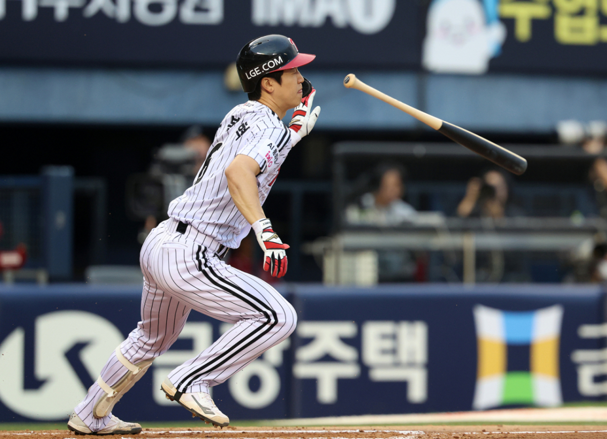 LG 트윈스 구본혁이  9일 잠실야구장에서 열린 2026 신한 SOL KBO리그 SSG 랜더스와 홈경기 2회말 1사 만루에서 1타점 적시타를 날리고 있다.  /사진=뉴시스