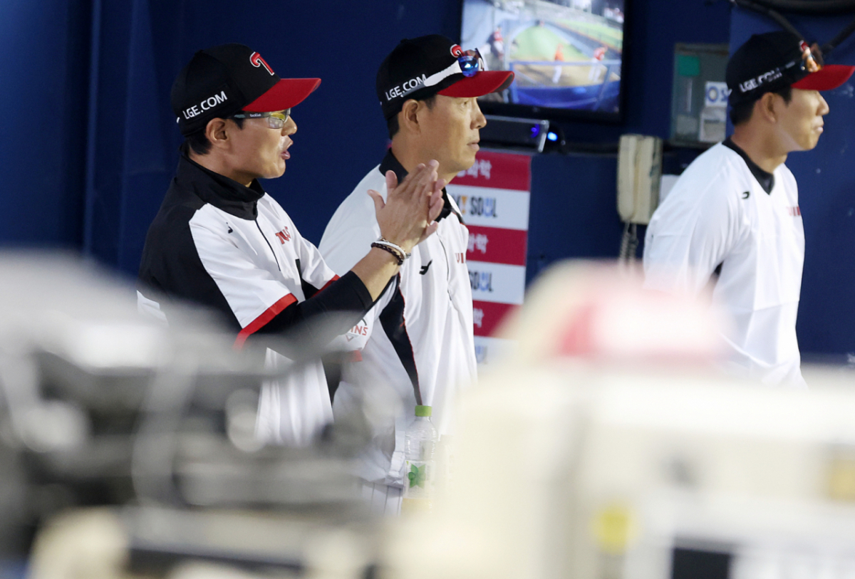 염경엽 LG 트윈스 감독(왼쪽)이 9일 서울 잠실야구장에서 열린 SSG 랜더스와 2026 신한 SOL KBO리그 홈경기에서 5회말 팀 득점에 박수를 보내고 있다. /사진=뉴시스