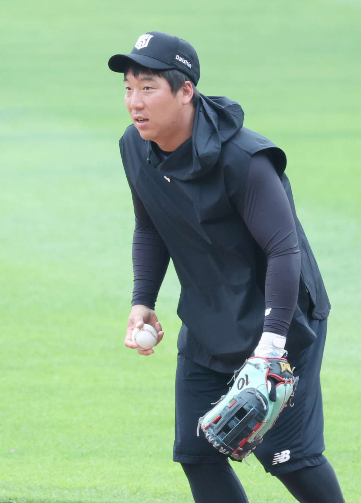 2026 신한 SOL KBO리그 두산 베어스 대 KT 위즈 경기가 26일 서울 잠실야구장에서 열렸다.  KT 김현수가 수비 훈련을 하고 있다. /사진=김진경 kim.jinkyung@