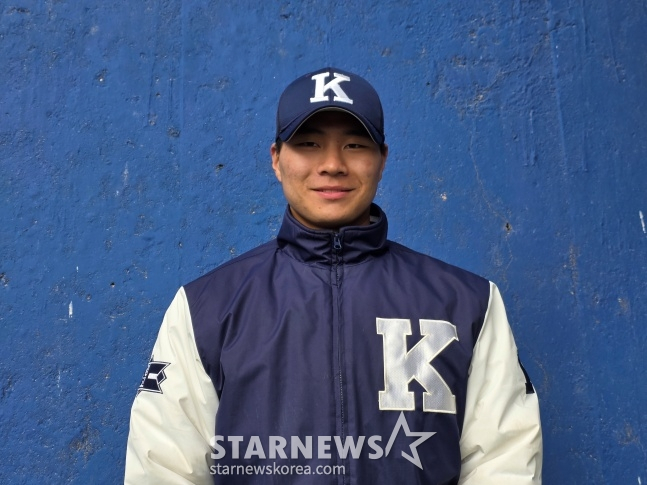 경남고 이호민이 지난 1월 경남고 운동장에서 스타뉴스의 사진 촬영에 응하고 있다. /사진=김동윤 기자