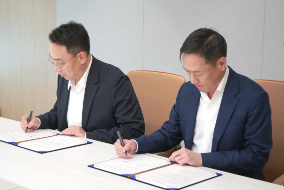 세아메카닉스 이성욱 대표(왼쪽)와 두산로보틱스 박인원 사장이 ‘제조 공정 자동화 및 AI 기반 로봇 디버링 솔루션 공동 개발’을 위한 업무협약서에 서명하고 있다. 양사는 이번 협약을 통해 협동로봇 기반 AI 디버링 시스템을 비롯한 제조 공정 자동화 솔루션 개발 및 확대 적용에 협력할 계획이다./사진제공=세아메카닉스