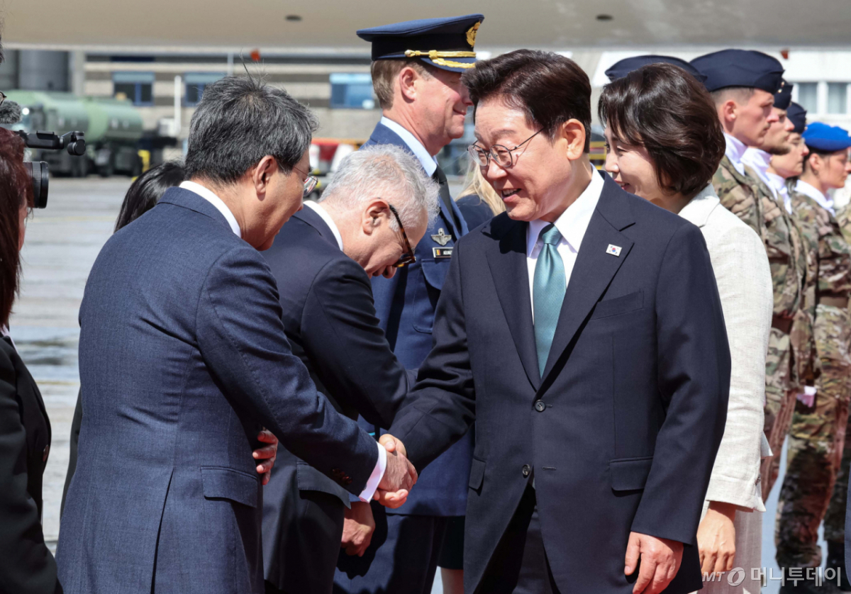 [브뤼셀=뉴시스] 최동준 기자 = G7 정상회의 참석 계기 벨기에를 방문한 이재명 대통령과 김혜경 여사가 9일(현지 시간) 브뤼셀 멜스브룩 군공항에 도착해 환영 인사들과 인사하고 있다. 2026.06.09. photocdj@newsis.com /사진=