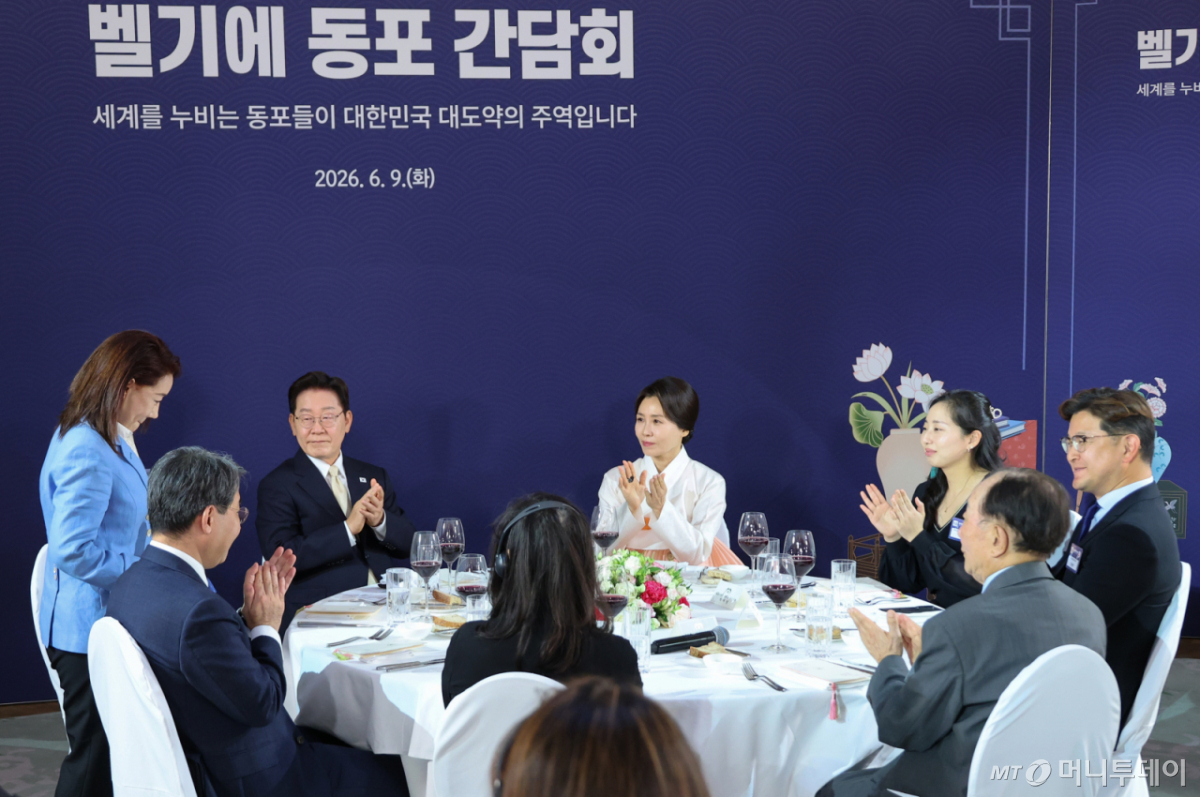 (브뤼셀(벨기에)=뉴스1) 허경 기자 = 이재명 대통령과 김혜경 여사가 9일(현지시간) 벨기에 브뤼셀 한 호텔에서 열린 동포 만찬간담회에서 박수를 치고 있다. 2026.6.10/뉴스1 Copyright © 뉴스1. All rights reserved. 무단 전재 및 재배포, AI학습 이용 금지. /사진=(브뤼셀(벨기에)=뉴스1) 허경 기자