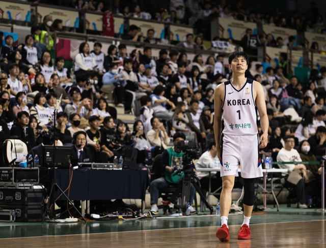 한국 대표팀 경기에 집중하는 이현중. /사진=FIBA