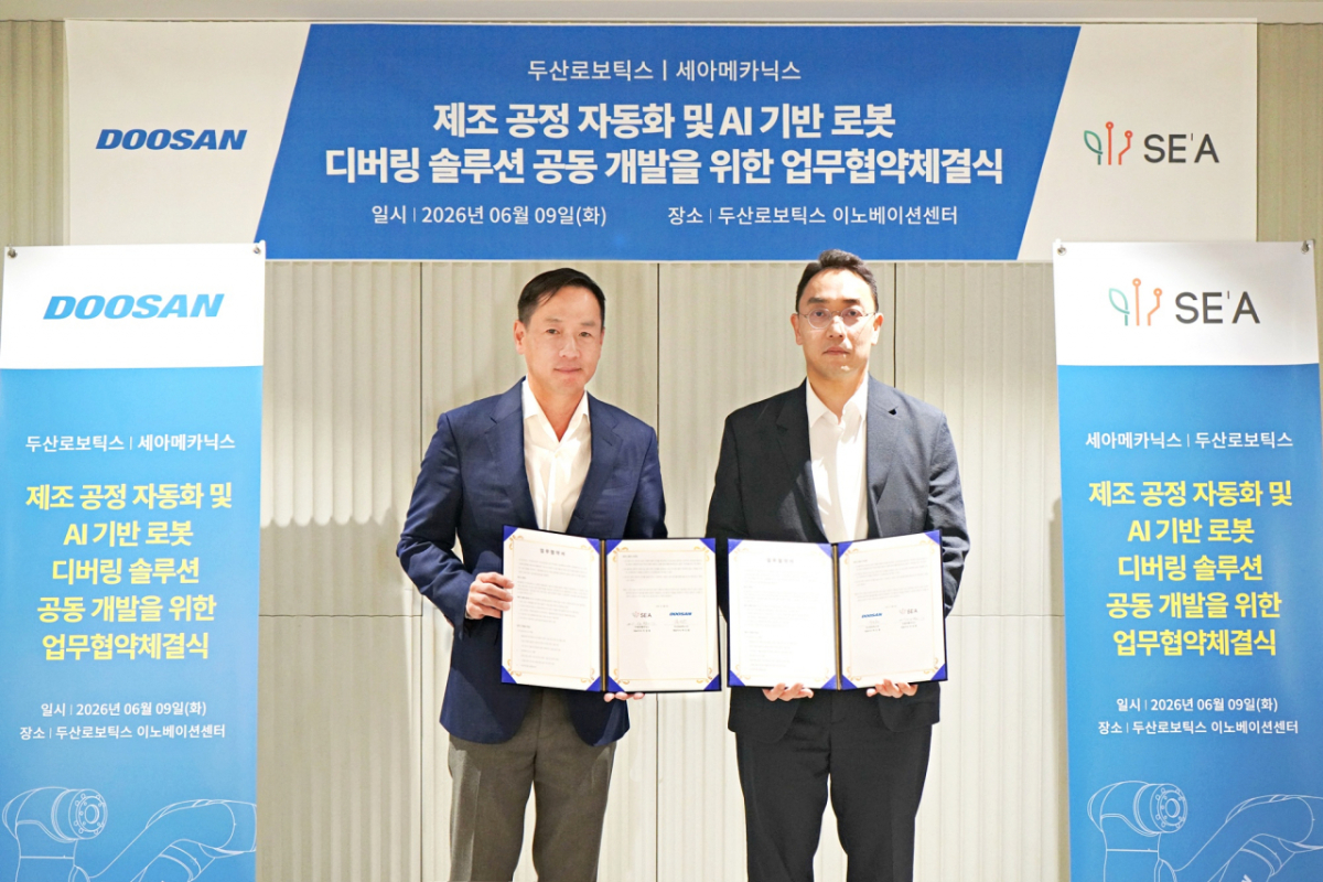 박인원 두산로보틱스 대표(왼쪽)가 이성욱 세아메카닉스 대표와 기념사진을 촬영하고 있다./사진제공=두산