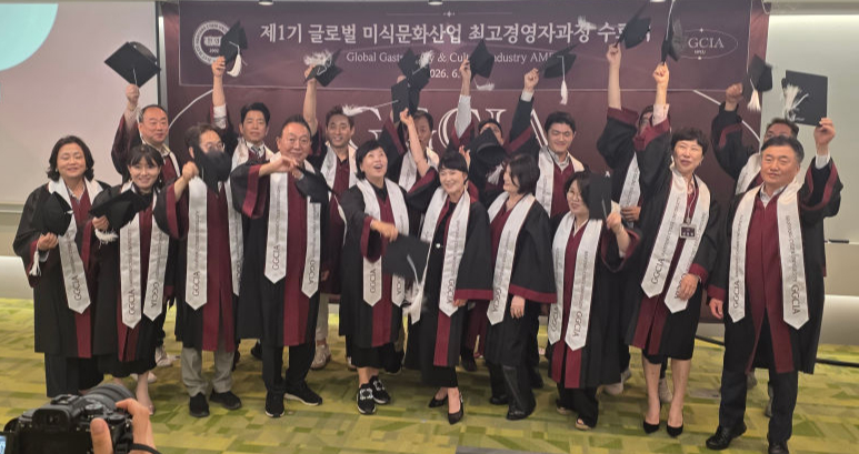 지난 9일 한양사이버대 글로벌 미식문화산업 최고경영자과정(GGCIA) 1기 수료생들이 학사모를 던지고 있다./사진=이민호 기자