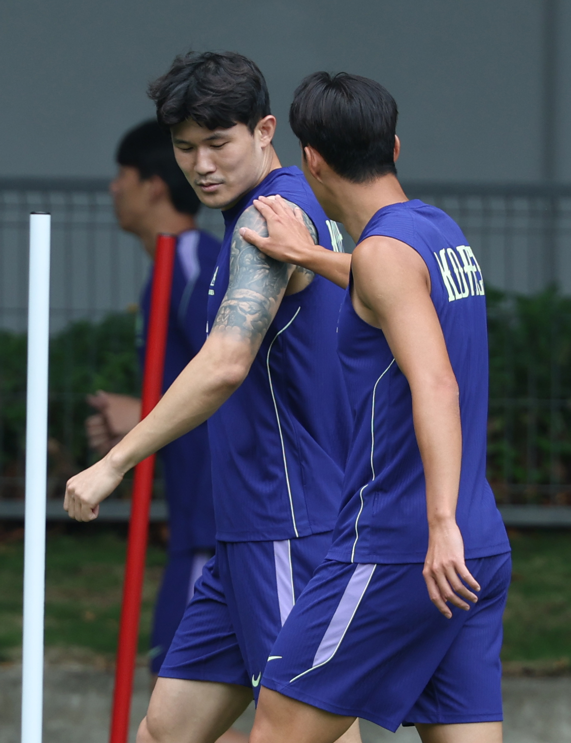 손흥민(오른쪽)이 김민재의 문신을 만져보고 있다. /사진=김진경 대기자