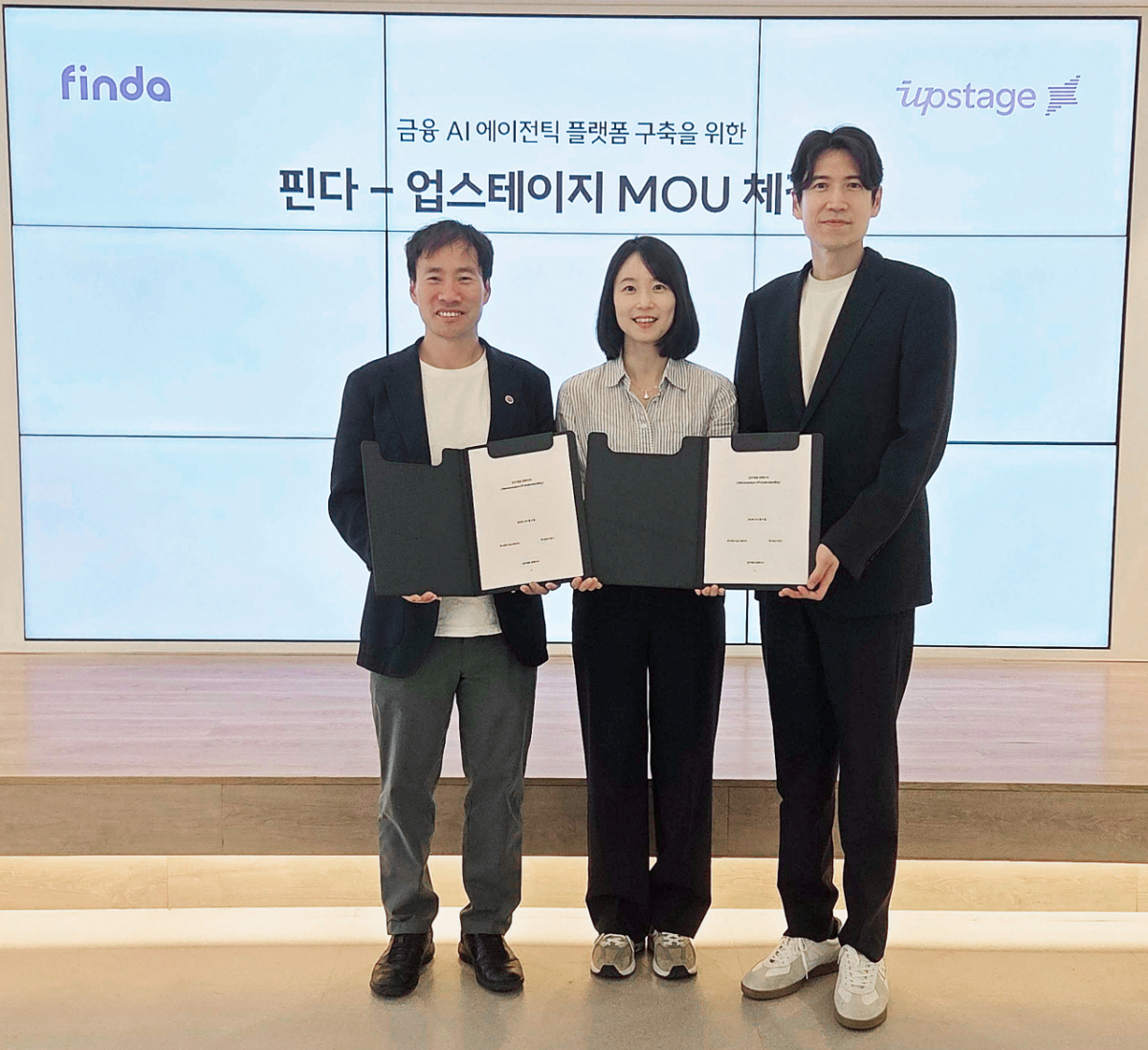 핀다와 업스테이지가 '금융AI 에이전틱 플랫폼 구축 사업 추진을 위한 업무협약'을 체결했다. 왼쪽부터 순서대로 김성훈 업스테이지 대표, 이혜민 핀다 대표, 박홍민 핀다 대표/사진제공=핀다