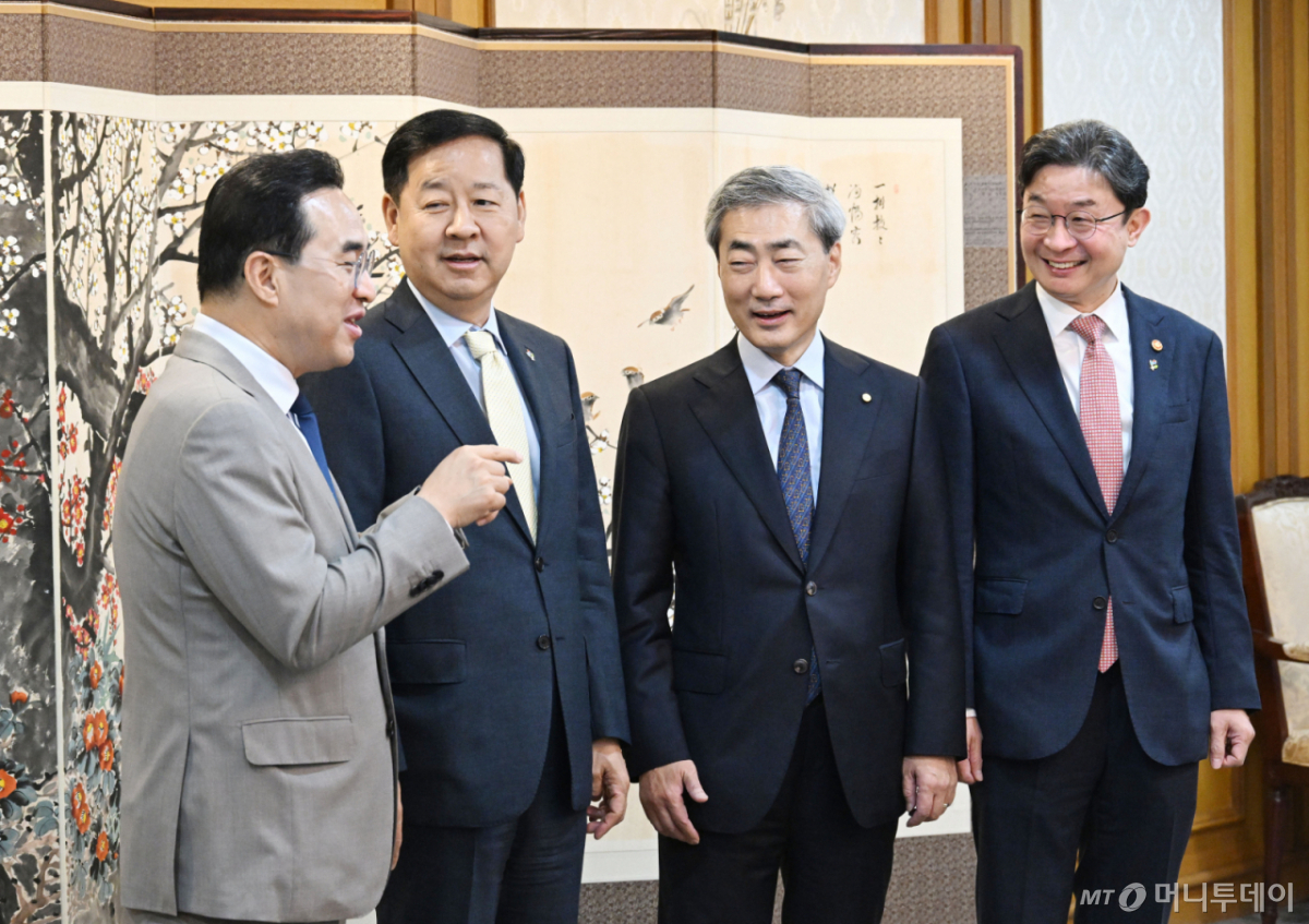 (서울=뉴스1) = 구윤철 부총리 겸 재정경제부 장관이 10일 서울 종로구 정부서울청사에서 열린 확대 거시재정금융간담회에서 참석자들과 대화하고 있다. 왼쪽부터 박홍근 기획예산처 장관, 구윤철 부총리, 신현송 한국은행 총재, 이억원 금융위원장. (재졍경제부 제공. 재판매 및 DB금지) 2026.6.10/뉴스1 Copyright © 뉴스1. All rights reserved. 무단 전재 및 재배포, AI학습 이용 금지. /사진=(서울=뉴스1)