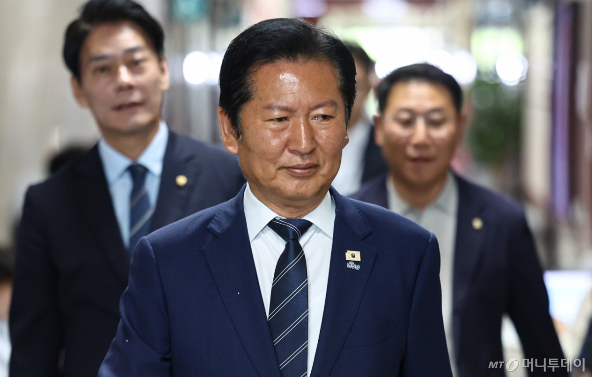 (서울=뉴스1) 김도우 기자 = 정청래 더불어민주당 대표가 8일 서울 여의도 국회에서 열린 비공개 최고위원회의에 참석하고 있다. 2026.6.8/뉴스1 Copyright © 뉴스1. All rights reserved. 무단 전재 및 재배포, AI학습 이용 금지. /사진=(서울=뉴스1) 김도우 기자