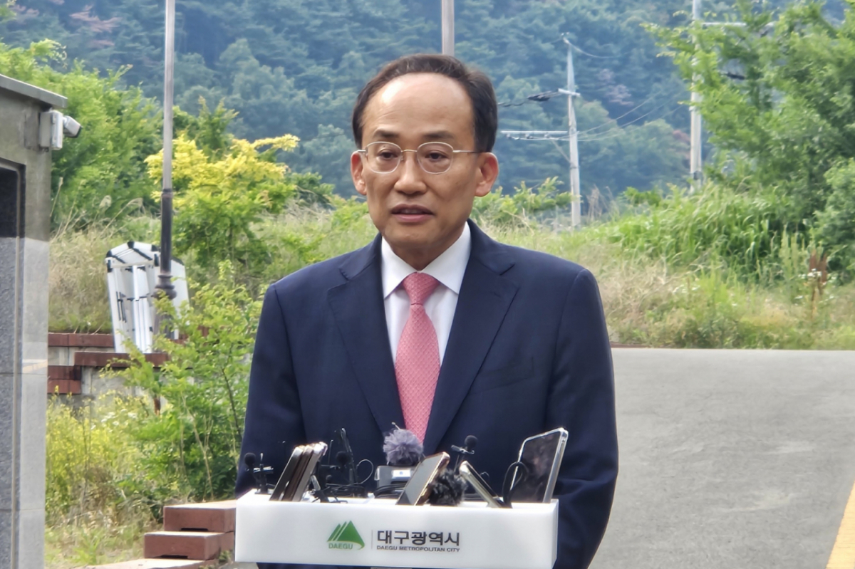 추경호 대구시장 당선인이 8일 대구 달성군 유가읍 박근혜 전 대통령 사저에서 박 전 대통령을 예방한 뒤 기자들과 만나 질문에 답하고 있다. /사진=뉴시스