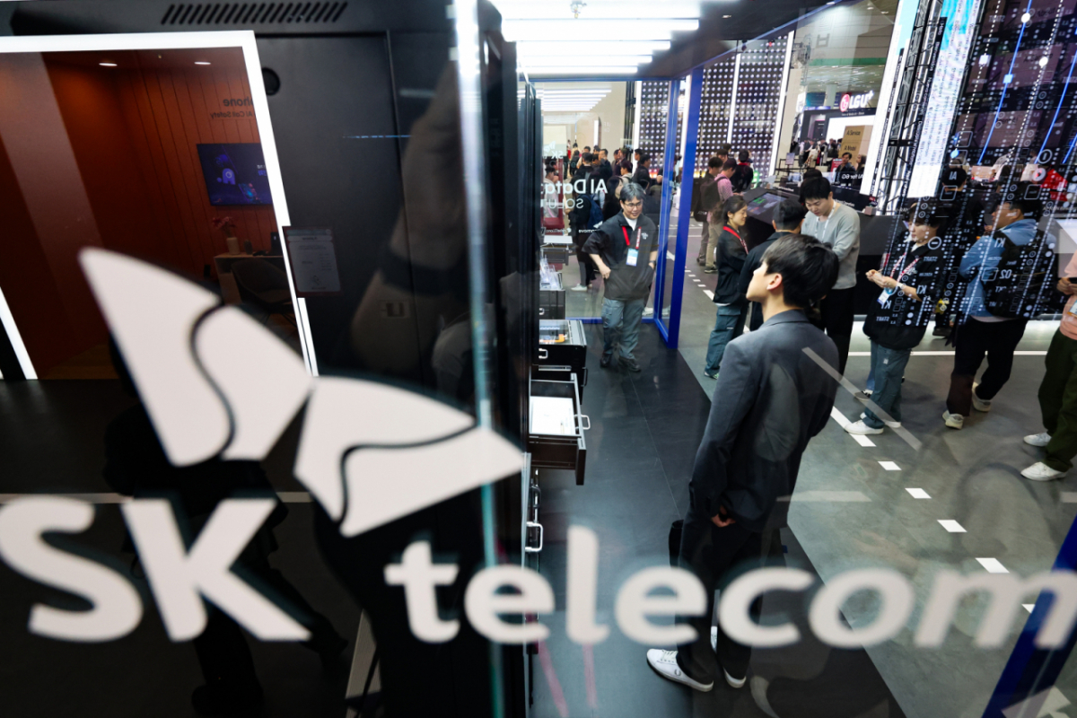 지난 4월 22일 서울 강남구 코엑스에서 개막한 월드IT쇼에서 관람객들이 SK텔레콤 부스를 둘러보고 있다. /사진=뉴시스