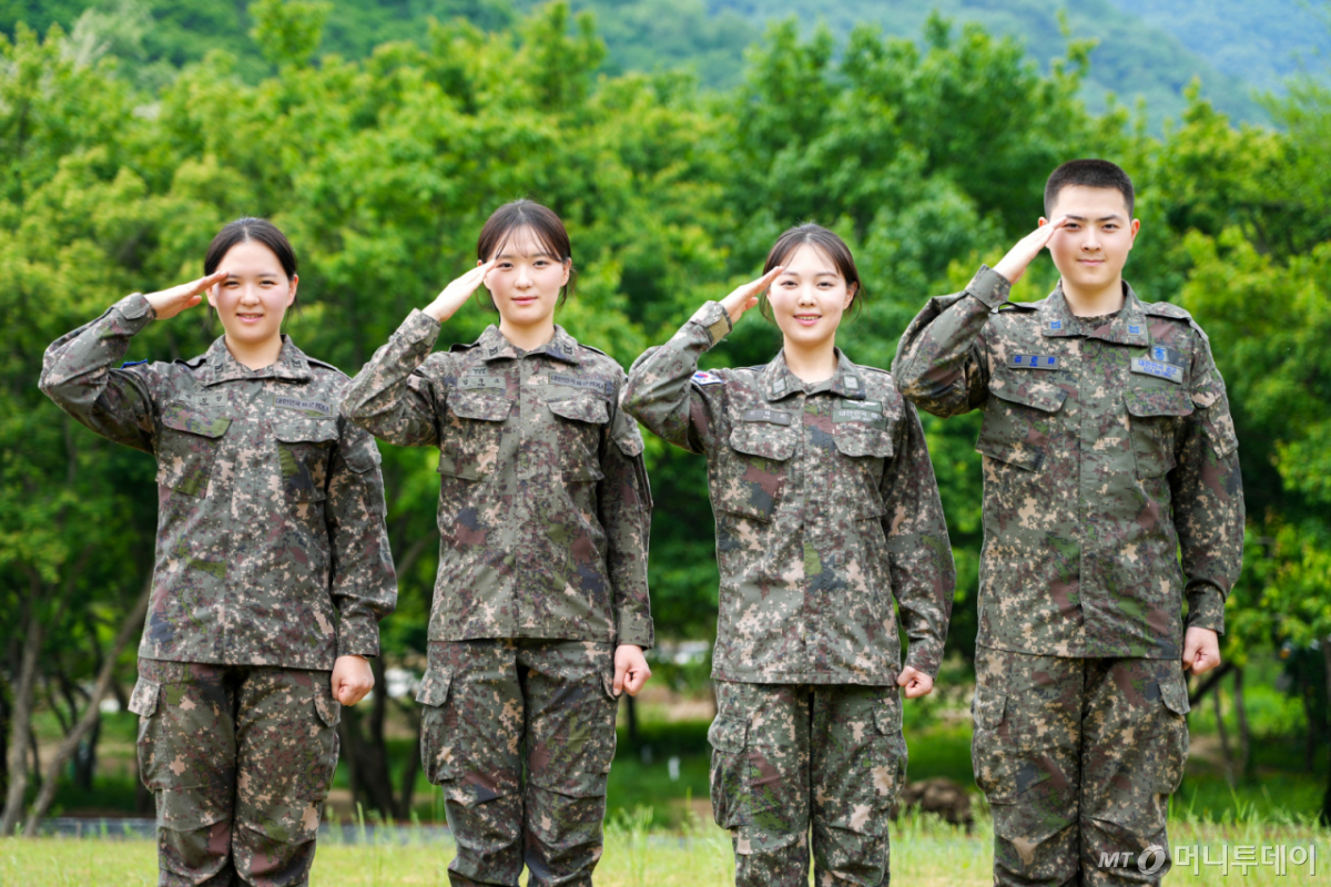 (서울=뉴스1) = 육군이 6월 호국보훈의 달을 맞아 가족애를 넘어 끈끈한 전우애로 각자의 자리에서 국가수호의 임무를 수행하고 있는 4남매를 10일 소개했다.  육·해·공군 부사관으로 복무 중인 김문정 중사(왼쪽부터·육군 제5기갑여단), 김문소 중사(육군 제12사단), 김태희 중사(해군 항공사령부), 김준원 하사(공군 제3훈련비행단)가 경례하고 있다. (육군 제공. 재판매 및 DB금지) 2026.6.10/뉴스1  Copyright © 뉴스1. All rights reserved. 무단 전재 및 재배포,  AI학습 이용 금지.