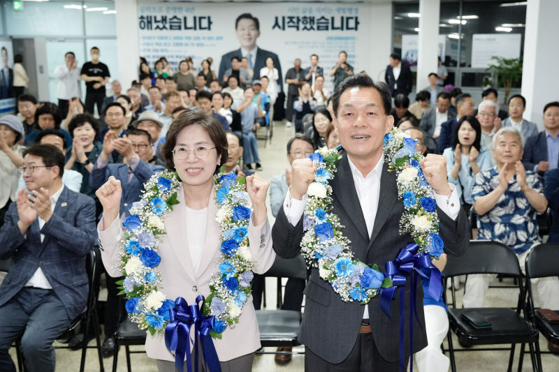 지난 4일 후보시절 이재준 수원특례시장(오른쪽)이 당선이 확정되며 축하를 받고 있다. /사진제공=수원시