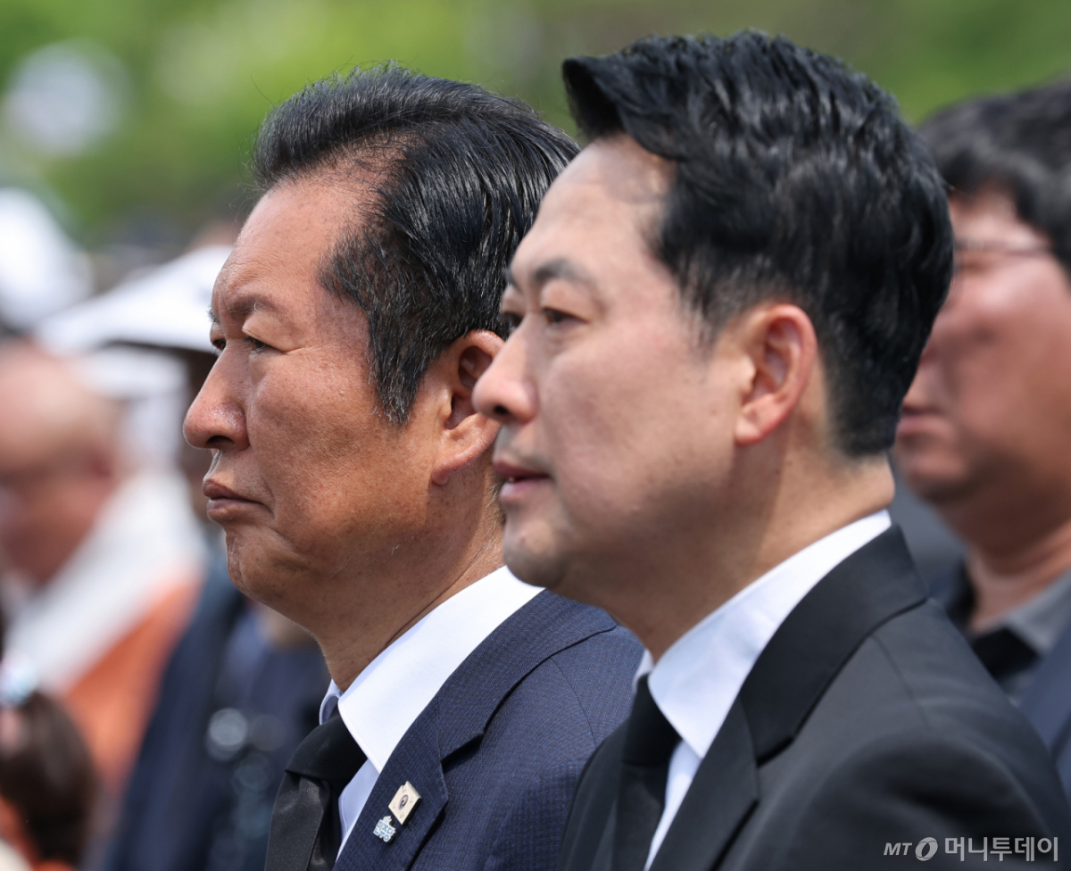 (서울=뉴스1) 이재명 기자 = 정청래 더불어민주당 대표와 장동혁 국민의힘 대표가 6일 서울 동작구 국립서울현충원에서 열린 제71회 현충일 추념식에 참석해 있다. (청와대통신사진기자단) 2026.6.6/뉴스1 Copyright © 뉴스1. All rights reserved. 무단 전재 및 재배포, AI학습 이용 금지. /사진=(서울=뉴스1) 이재명 기자