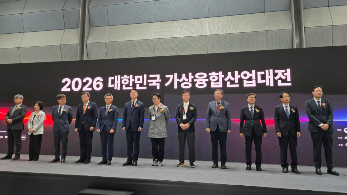 2026 가상융합산업대전 개식 기념촬영. 최용기 MDAI 상근 부회장(왼쪽에서 세번째), 류제명 과학기술정보통신부 제2차관(왼쪽에서 여섯번째), 박윤규 NIPA 원장(왼쪽에서 아홉번재) 등이 참석했다./사진=이찬종 기자