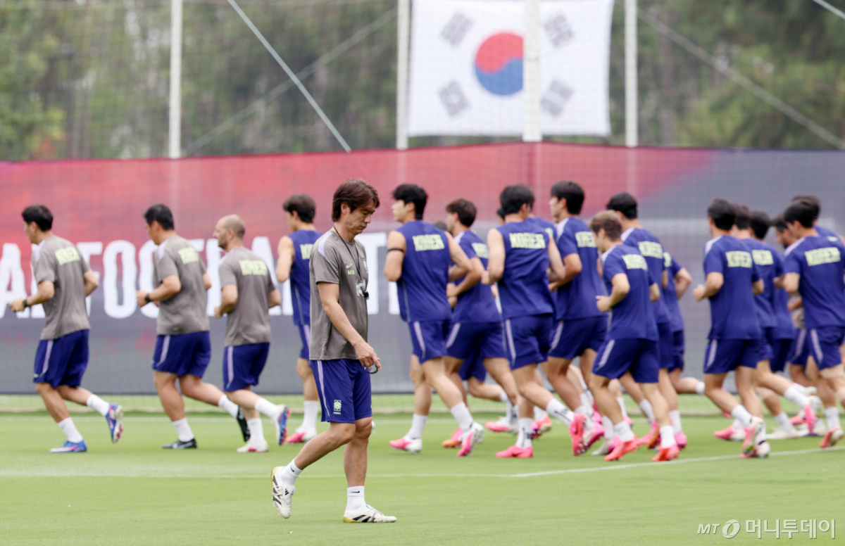 대한민국 축구 국가대표팀이 2026 북중미월드컵을 앞두고 7일 멕시코 과달라하라 치바스 베르데바예에서 훈련을 진행했다. 홍명보 감독이 상념에 잠긴 채 그라운드를 걷고 있다. /사진=김진경 kim.jinkyung@