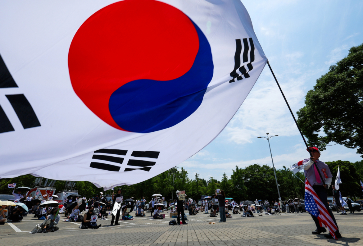 제9회 전국동시지방선거 투표용지 부족 사태에 반발한 시민들이 9일 서울 송파구 올림픽공원 핸드볼경기장에 설치된 개표소 앞에서 재선거를 촉구하며 구호를 외치고 있다./사진=뉴스1.