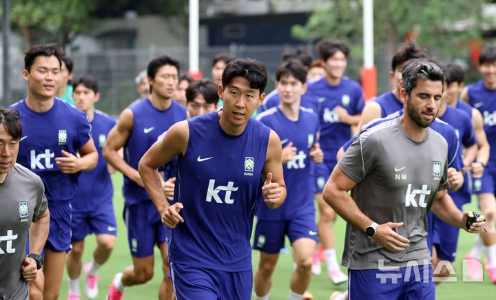 '2026 북중미 월드컵' 개막이 코앞으로 다가온 가운데 열기와 관심이 예전만 하지 못하다는 반응이 나온다. 사진은 축구 국가대표팀 선수들이 2026 국제축구연맹(FIFA) 북중미 월드컵이 열리는 멕시코 과달라하라 인근 사포판에 위치한 베이스캠프 훈련장 치바스 바예 베르데에서 훈련하고 있는 모습./사포판(멕시코)=뉴시스
